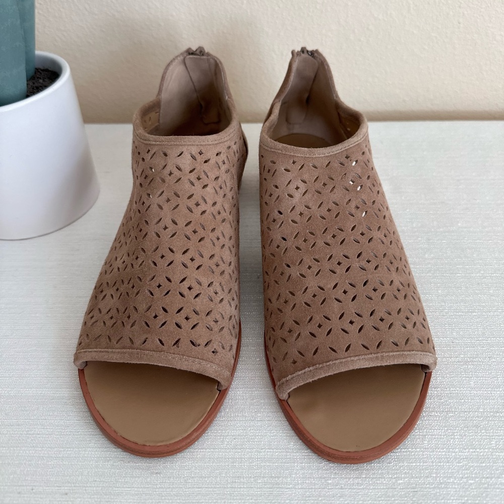 Violet & Red Pippa Tan Perforated Suede Low Wedge Sandals Women’s 8.5M - Picture 2 of 14